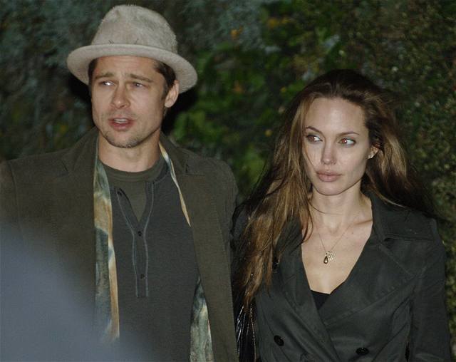 Amerití herci Angelina Jolie a Brad Pitt odcházejí z restaurantu Svatá Klára v praské Troji, kam 6. kvtna zali na veei