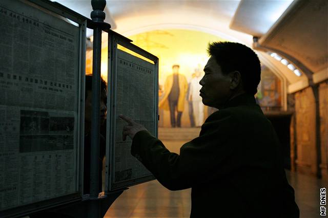 Metro v Pchjongjangu je nejhlubí na svt. Mu v jedné z jeho stanic studuje vývsku.