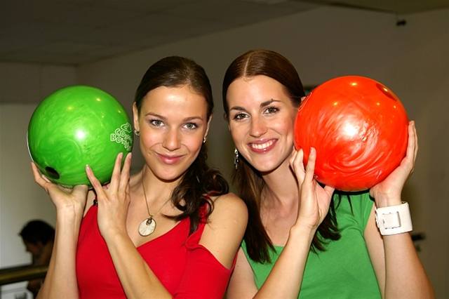 Modelka Radka Kocurová s misskou Lucií Váchovou na bowlingu   