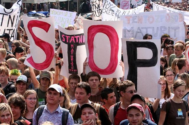 Studenti protestují v centru Prahy proti státním maturitám