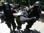 Policie v Praze zasáhla proti radikálm, ale odvezla i mladé sociální demokraty.