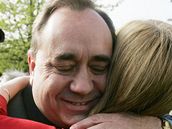 éf Skotské národní strany Alex Salmond oslavuje volební vítzství.