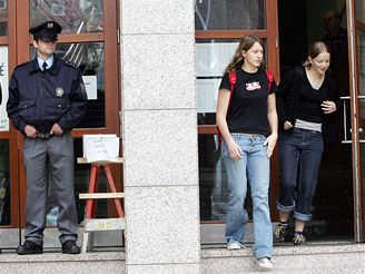Policie ped Arcibiskupskm gymnziem v Korunn ulici