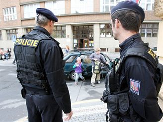 Policie ped Z u sv. Vorily v Ostrovn ulici