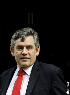 Královna poádá Gordona Browna, aby se ujal vlády, krátce po poledni