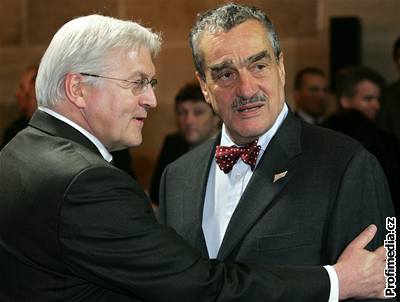 Karel Schwarzenberg s nmeckým ministrem zahranií Steinmeierem.