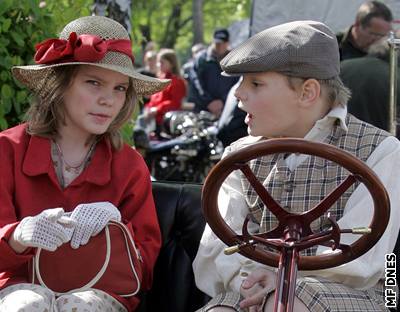 Pes sto aut a motocykl (snímek z loska) vyrobených do roku 1945 se sjede zítra do autokempu Kivonoska u Hluboké na sraz veterán.