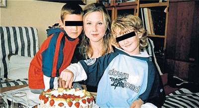 Podle policist Klára Mauerová týrala svého syna zejm od poloviny prosince. Na snímku i s druhým synem Jakubem (vlevo).