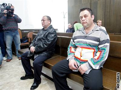 Brati Ivan Wait (vpravo) a Pavel Dezider Mezei ze známé rodiny Olah u kladenského soudu