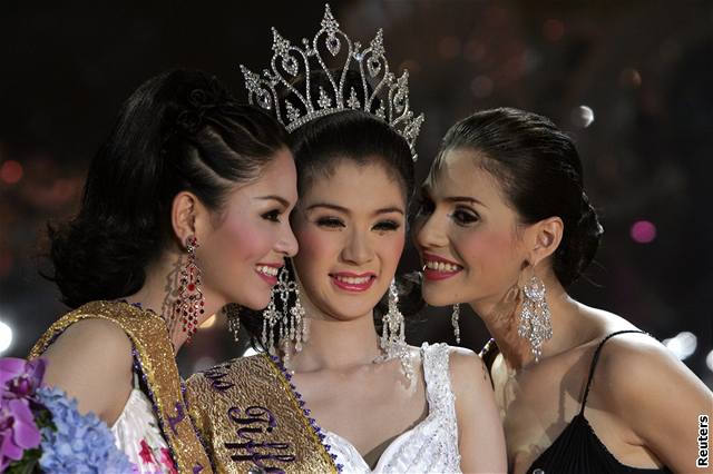Miss Tiffany´s Universe Thanyarat Jirapatpakornová (uprosted). Druhá skonila Parawee Chapakornová (vlevo), tetí je Pimchanok Hongsopa