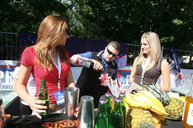 Miss R 2007 Katein Sokolové (vlevo) a Veronice Chmelíové barman pedvádí postup pi píprav koktejlu