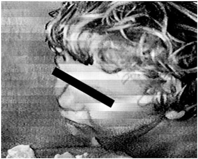 Otesné zábry, které odhalila elektronická chvika s kamerou: nahého, svázaného chlapce nutila jíst matka z podlahy.