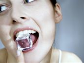 Kousání ledových kostek zubai skuten nedoporuují.