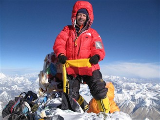 Pavel Bm na vrcholu Mount Everestu s vlajkou msta Praha