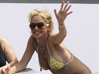 Hereka Sharon Stone si v Cannes uv slunenho poas a moe