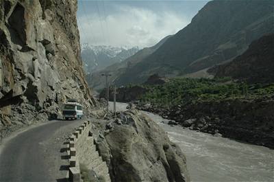 Úzká silnice smující z Islámábádu k horám je na nejnebezpenjích úsecích zpevnná. Ale taková místa jsou výjimkou.