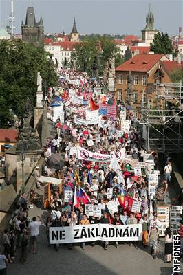 Umístní amerického radaru v esku má stovky odprc. Foto z kvtnové demonstrace.