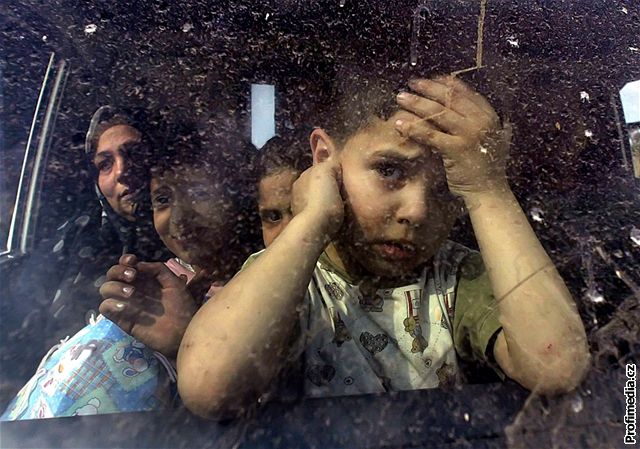 Uprchli z uprchlického tábora: Palestinci z Nahr Báridu.
