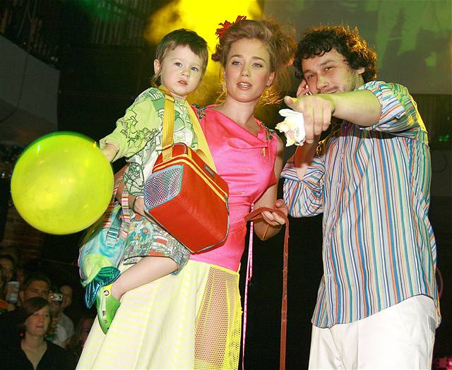 pehlídka bot znaky Crocs - herec Pavel Lika s manelkou Kristinou a malým synem imonem pedvedl scénku rozhádané rodinky