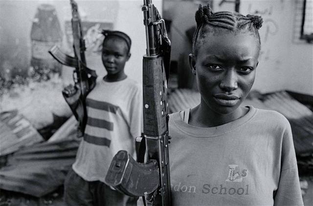 Mnoho en a dívek v ozbrojených slokách je zneuíváno a nuceno páchat násilí.