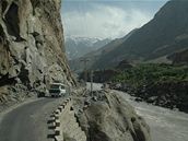 Úzká silnice smující z Islámábádu k horám je na nejnebezpenjích úsecích zpevnná. Ale taková místa jsou výjimkou.