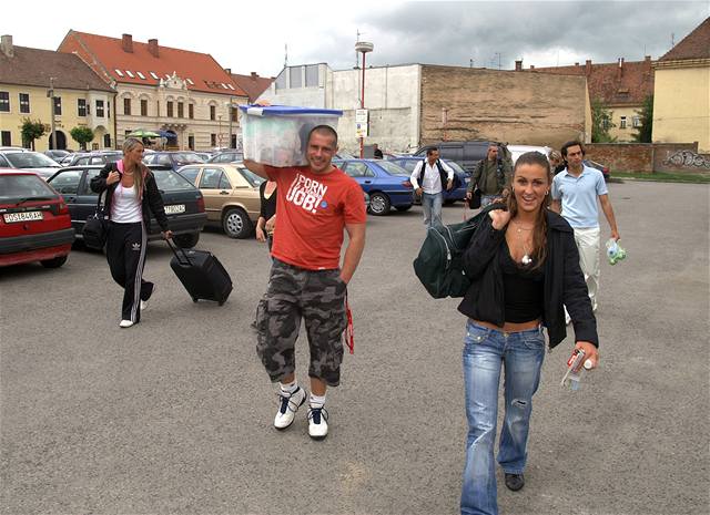 tým sthuje do pipraveného bytu potebné vybavení