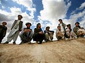 Mui ze severoafghánské osady Bajamon mobily ani televizi nemají. Prezidenta volili tak, jak jim poradil místní vdce.