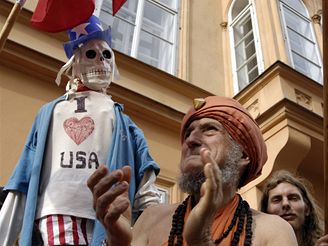 Demonstrace Komunistickho svazu mldee a Prask rady KSM ped velvyslanectvm USA v Praze.