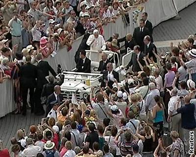 Televizní kamery zachytily, jak se duevn nemocný Nmec snail nastoupit do papamobilu Benedikta XVI.