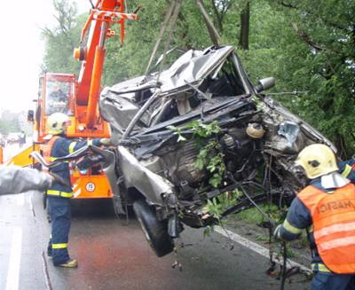 Pi nehod mezi obcemi estín a Krasoovice na Kutnohorsku zemela manelská dvojice, její vz narazil do stromu. Ilustraní foto.