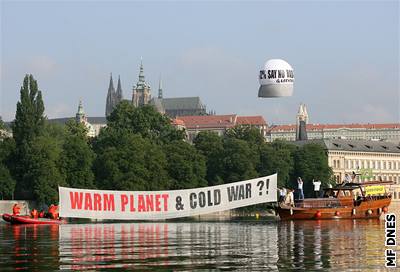 Protest Greenpeace proti radaru a globálnímu oteplování