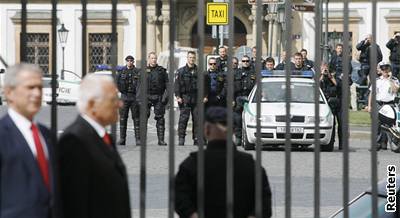 Policisté sledují píjezd George Bushe na Hrad