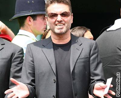 George Michael odchází od londýnského soudu spokojen