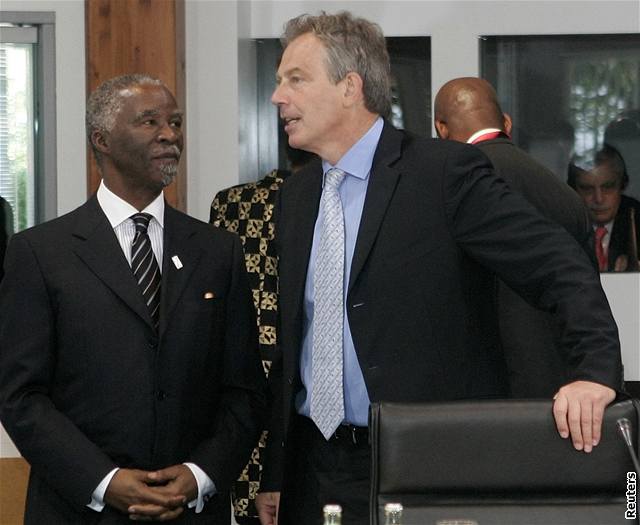 Jihoafrický prezident Thabo Mbeki s britským premiérem Tonym Blairem