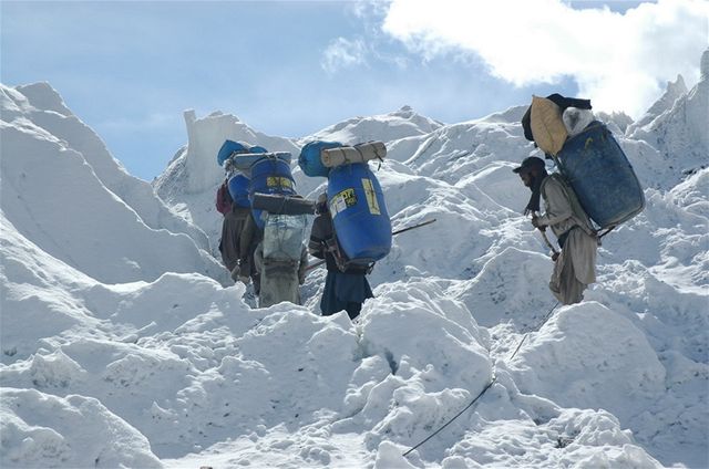 Úmorná cesta se zásobami pod stnu K2
