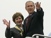 Americký prezident George Bush a jeho manelka Laura nastupují na palubu Air Force One. Veer speciál dosedne na praskou Ruzyni