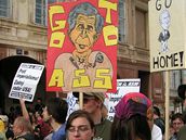 Proti Bushovi demonstrovaly v Praze stovky lidí