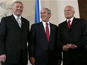 Double Czech. Prezident Bush na tiskové konferenci na Praském hrad s Topolánkem a Klausem