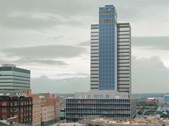 Budova SHARP CIS Tower v Manchestru je cel obloen solrnmi panely