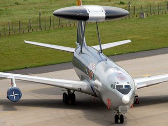 Letouny AWACS slav 25 let sluby v NATO