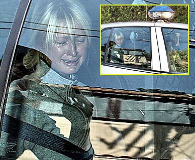 plaící Paris Hiltonovou odváí z domova zpt do vzení policejní vz 