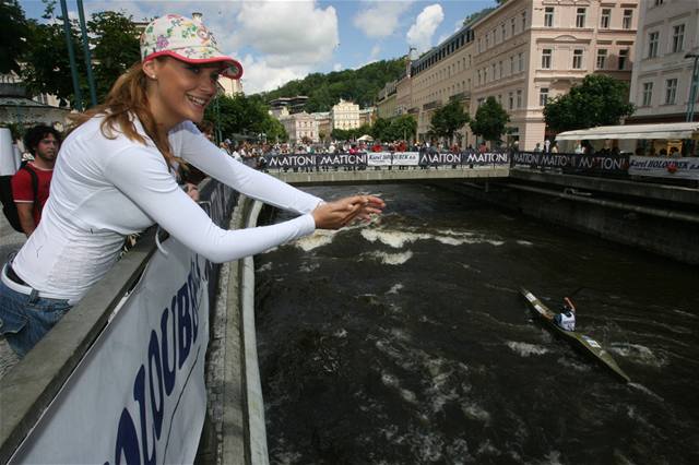 Miss R 2007  Kateina Sokolová fandí závodníkm Svtového poháru ve sjezdu na divoké vod
