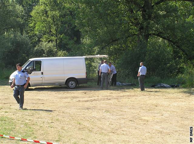 Mladíky pomáhali hledat v ece hasii i policejní potáp.