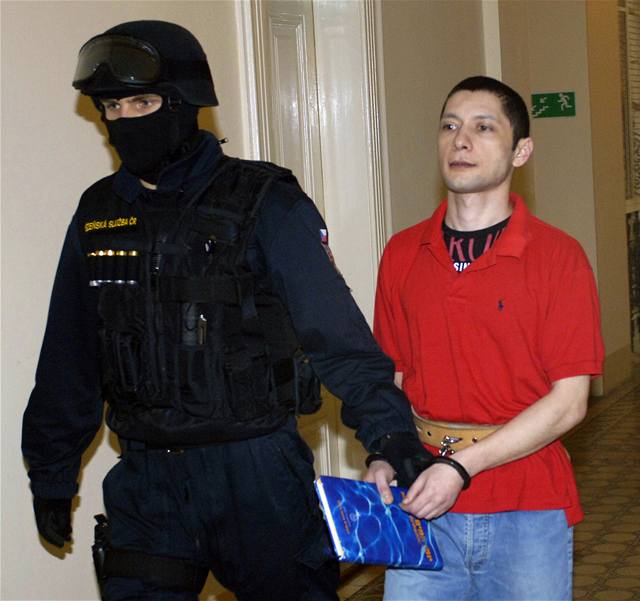 Jakova Moajlova doprovodila do soudní sín maskovaná eskorta.