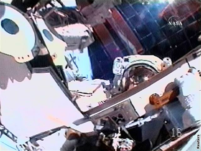 Pobyt astronaut ve volném prostoru trval 7 hodin a 16 minut