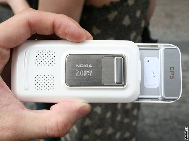 Nokia 6110 Navigator iv v ulicích Prahy