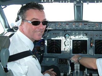 Pilot Petr Jirmus v kokpitu letadla