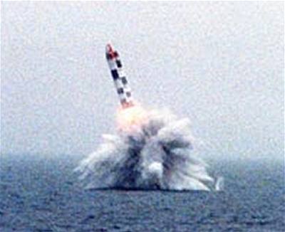 Raketa Bulava vystelená z jaderné ponorky.