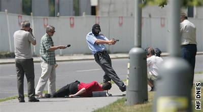 Na míst pestelky policist s Pavlem Vopnkou se celá situace rekonstruovala. Foto IDNES