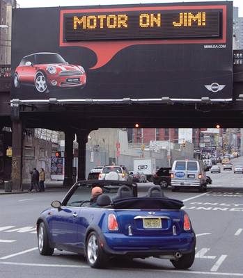´Zajezdi si dobe, Jime´ hlásá chytrý billboard smrem k majiteli auta